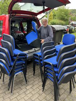 Dreißig Stapelstühle für das LOV