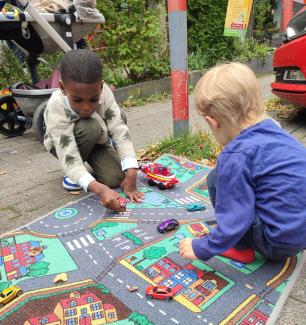 Kinder spielen
